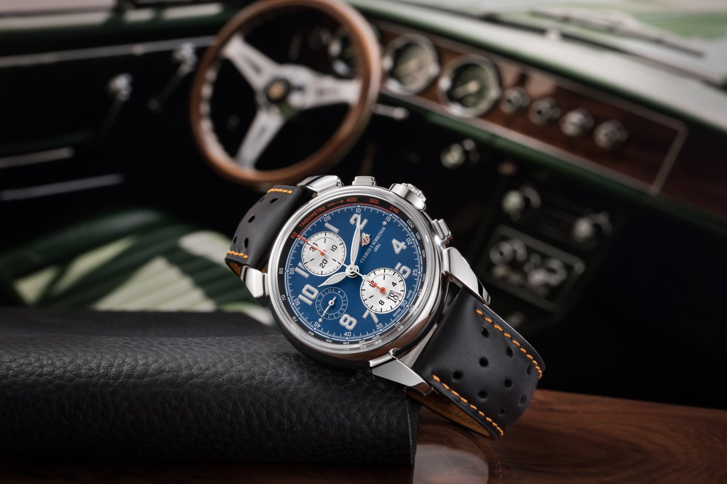 クエルボ・イ・ソブリノスが「クロノグラフ アガ ブルー クラシック」を発表～1960年代の伝説的なポルシェ911モデルのカラーをオマージュ