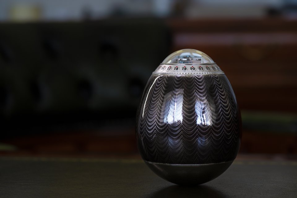 独立時計師アントン・スハノフ製作の卵型クロック「St. Petersburg