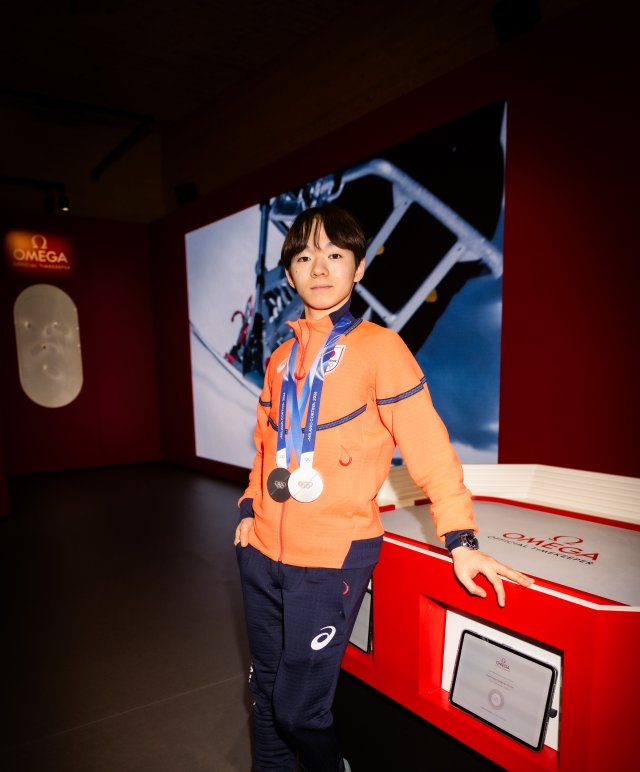 オメガのスポーツアンバサダー鍵山優真選手が、2つのメダルとともにオメガ パビリオンを訪問