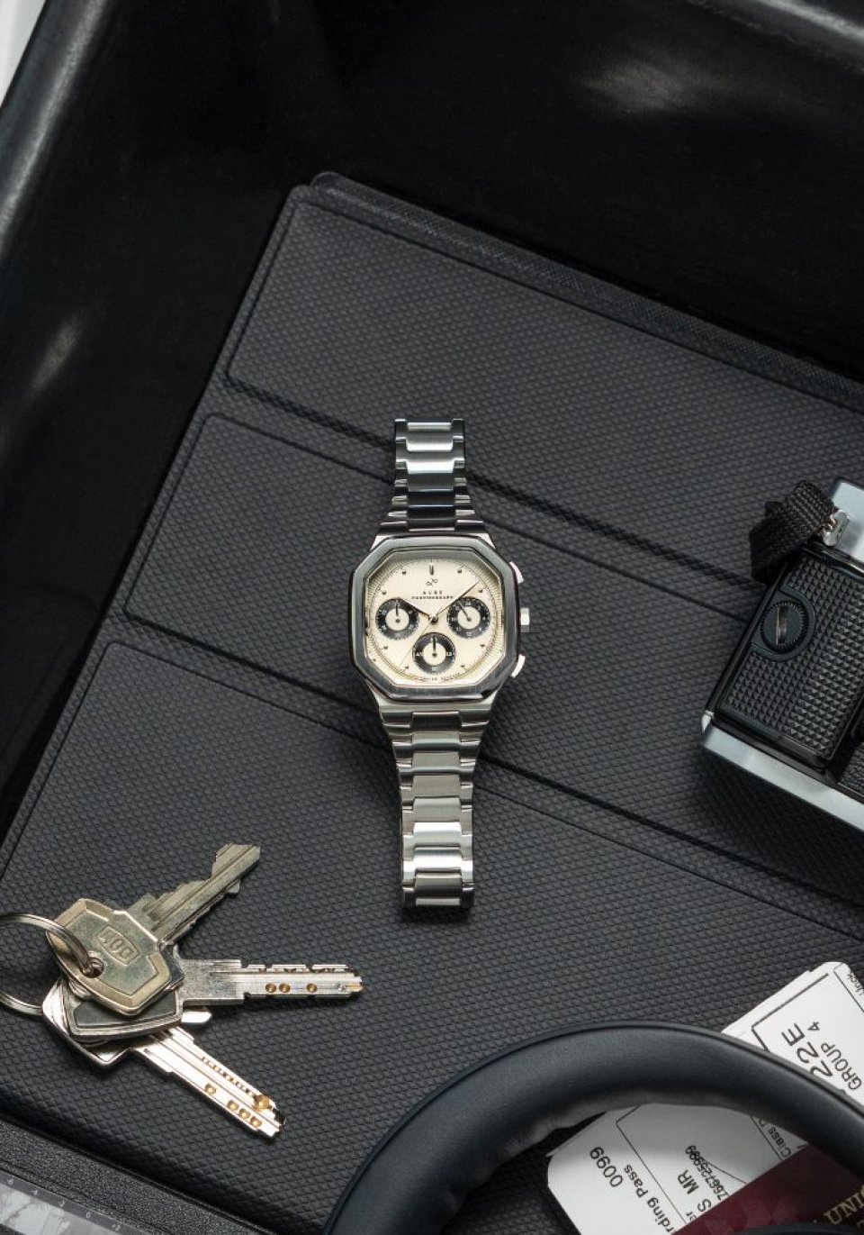 AV86 初の八角形クロノグラフ、全6種類のカラーバリエーションからなる