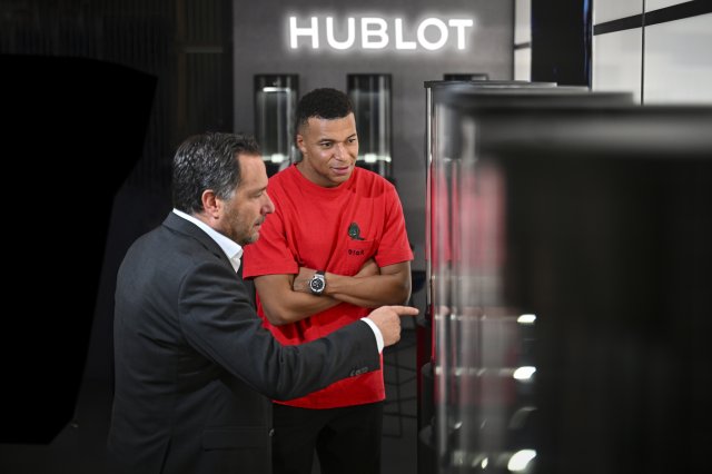 ウブロアンバサダー、キリアン・エムバペが、「ドバイ ウォッチ ウィーク 2025」に来場