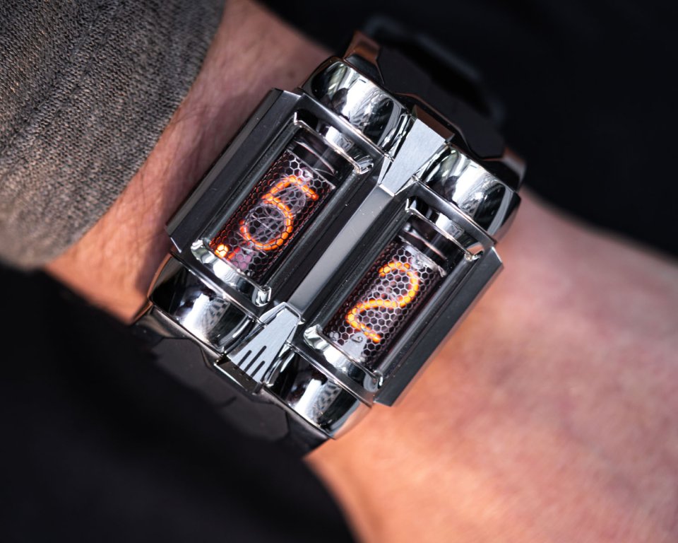 ニキシ―管を2本使用した腕時計「IN-16 Nixie 」が誕生～独自の視点で