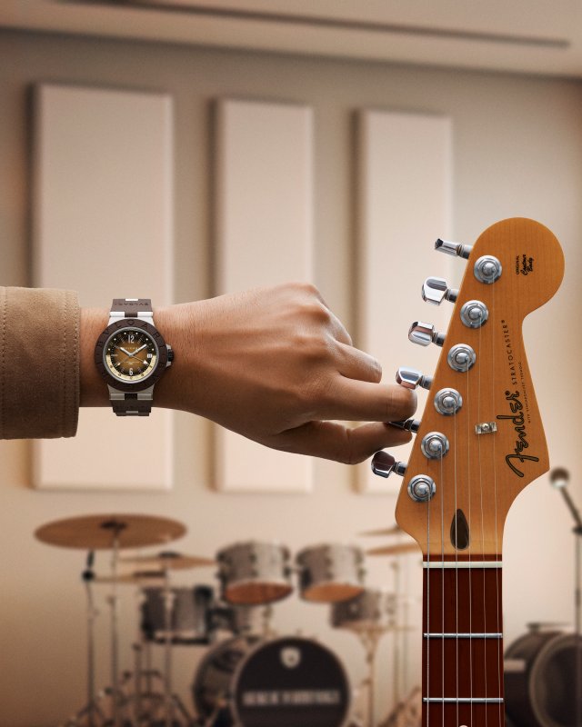 BVLGARI ✖ FENDERがコラボレーション〜「ストラトキャスター」誕生70周年を祝い、時計とギターそれぞれの記念モデルを発売