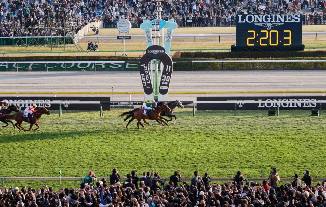 「ロンジン賞 第45回ジャパンカップ」優勝馬カランダガン関係者に「ロンジン賞」を贈呈した表彰式と、ロンジン イベント・ニュース