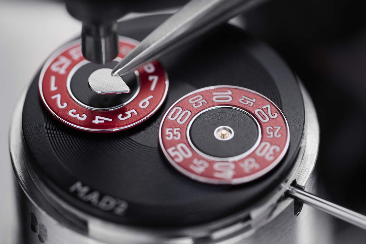 MB&F発のM.A.D.Editionsより、M.A.D.2 ERIC GIROUDに 2つの新エディションを発表～「M.A.D.2 R&B（レッド＆ブラック）」そして「 M.A.D.2 REDemption」（辛抱強いファンの皆さまへ）