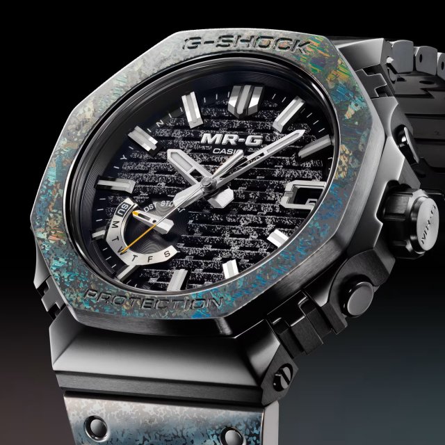 “G-SHOCK”の最上位シリーズ、“MR-G”30周年を記念した限定モデルを発表～格子状立体文字板にプラチナ箔を施した限定モデル