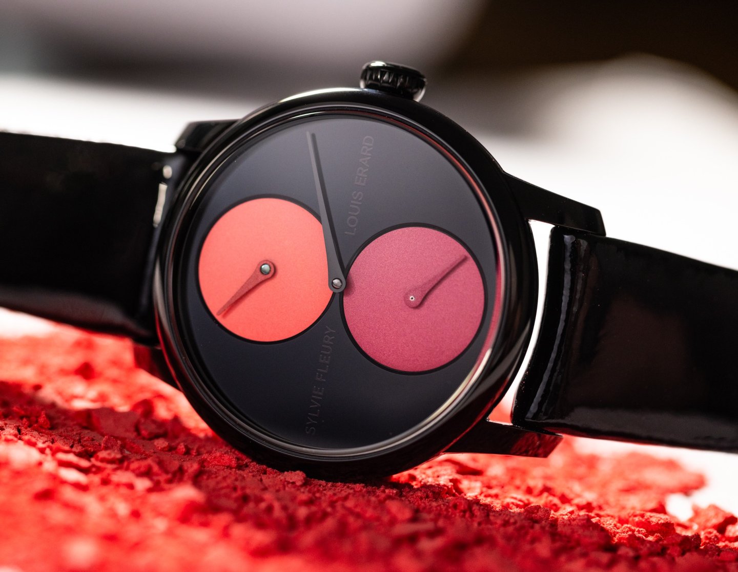 ルイ・エラールが スイスの現代ポップアーティスト、 シルヴィ・フルーリーとのコラボレーション「レギュレーター ルイ・エラール × シルヴィ・フルーリー」発表