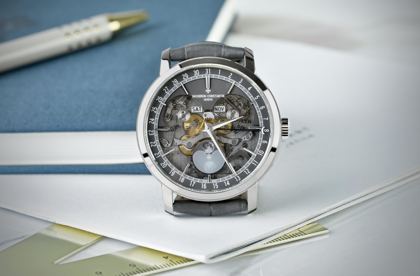 ヴァシュロン・コンスタンタン新作 「トラディショナル・コンプリートカレンダー・オープンフェイス」発表～現代的なデザインに18世紀ジュネーブの偉大な時計製造の伝統を反映するモデル