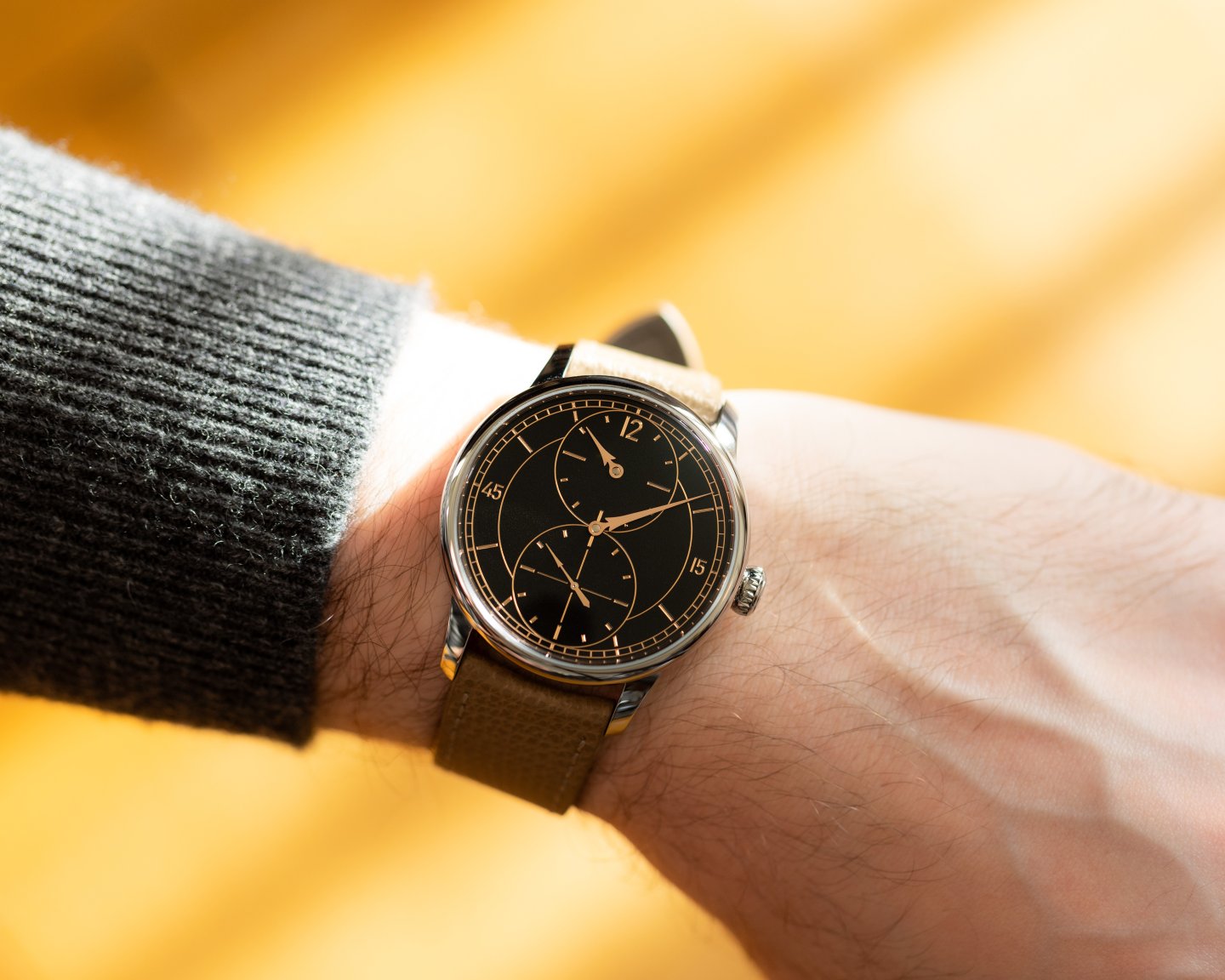 ルイ・エラールの新ライン「ノワールモン・メティエダール 」コレクション第1弾「レギュレーター グラヴェ・ノワール」～1930年代のセクターダイアルを現代解釈したモデル