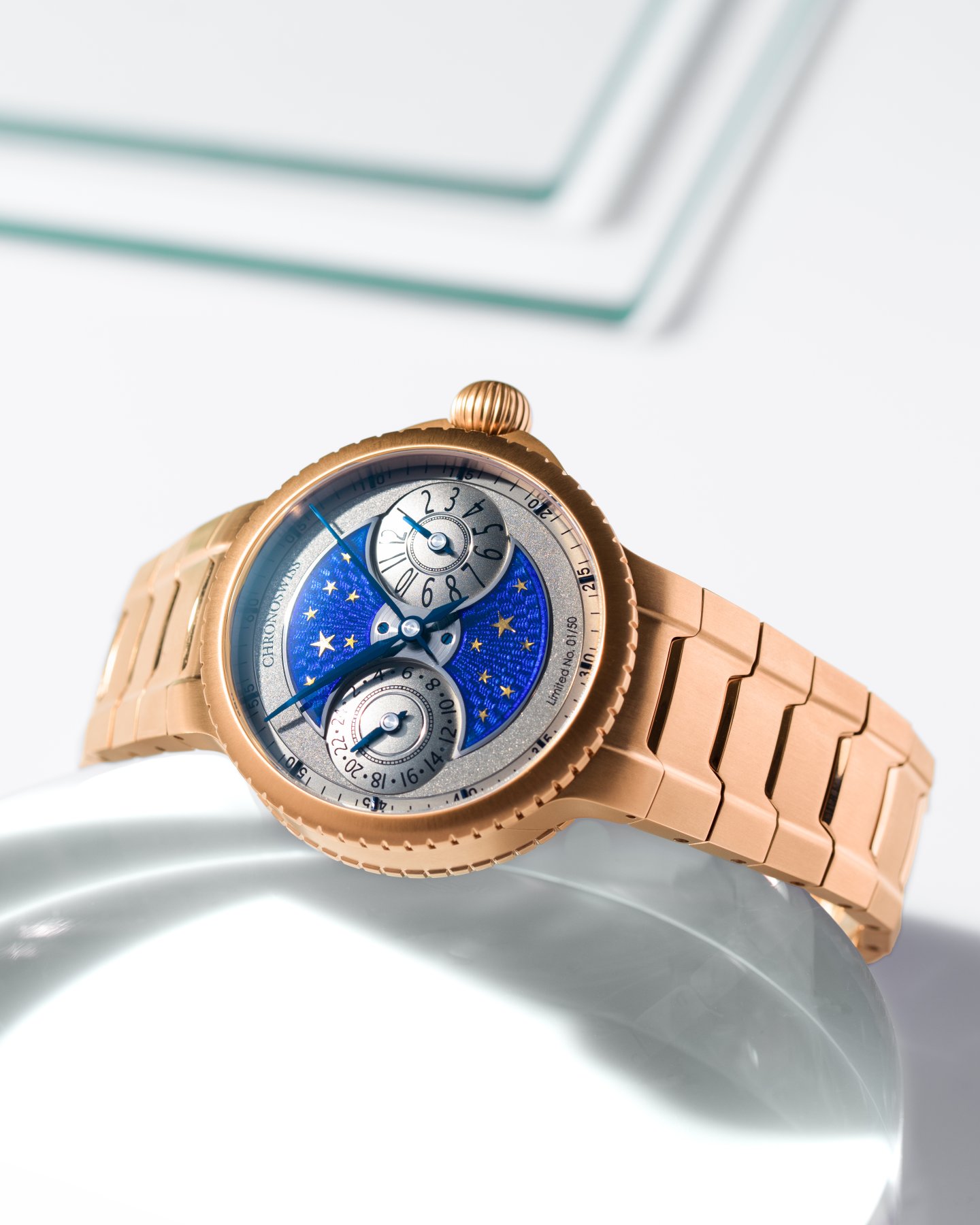 クロノスイスより、水平にGMT機能を配した現代的なモデル「パルス GMT エナメル スカイ ゴールド」と「パルス GMT シルバー ギョーシェ」発表