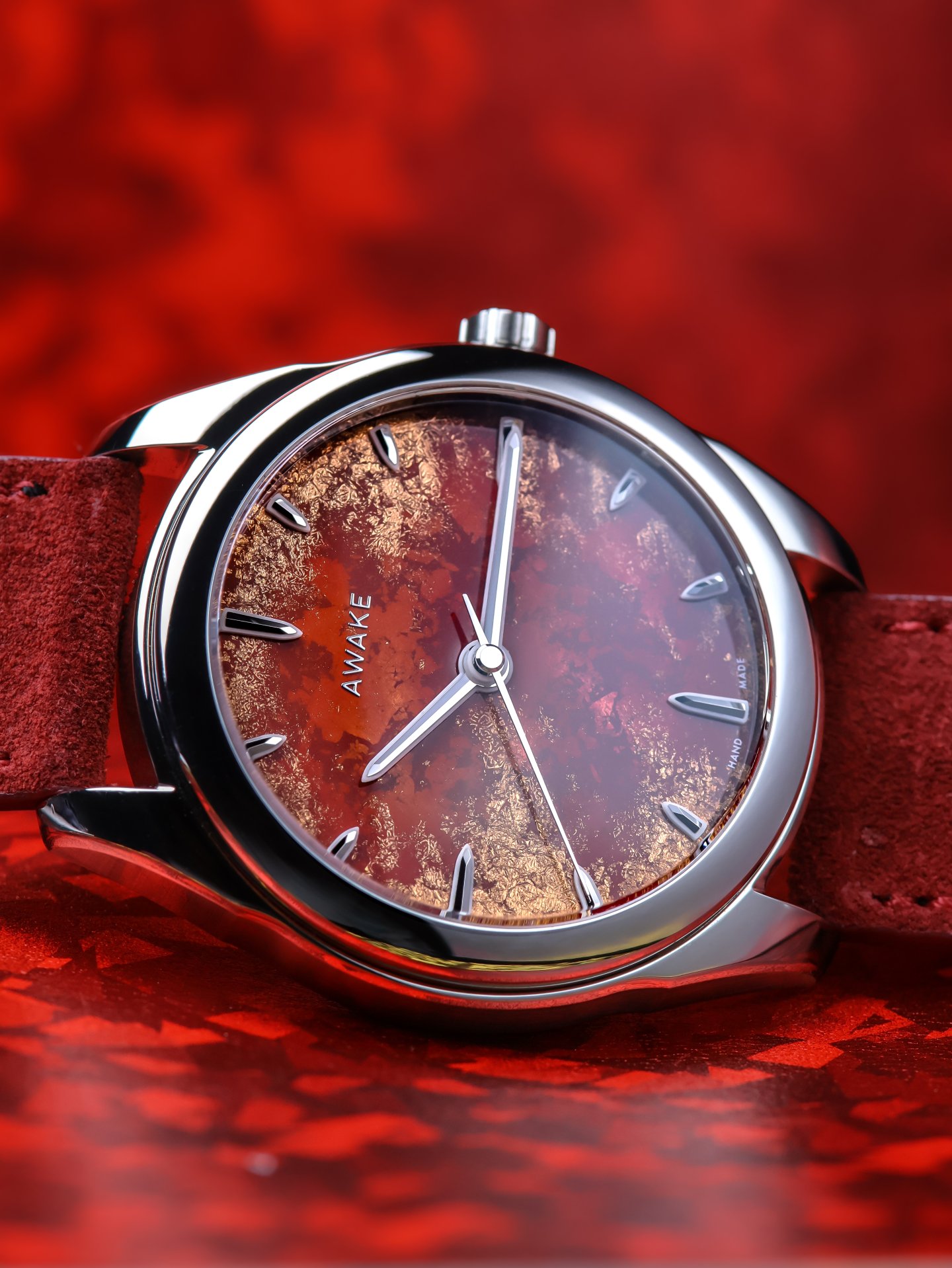 AWAKEが、「Frosted Leaf（フロステッド・リーフ）」コレクションに、100本限定の新作RoyalRed（ロイヤル・レッド）を追加