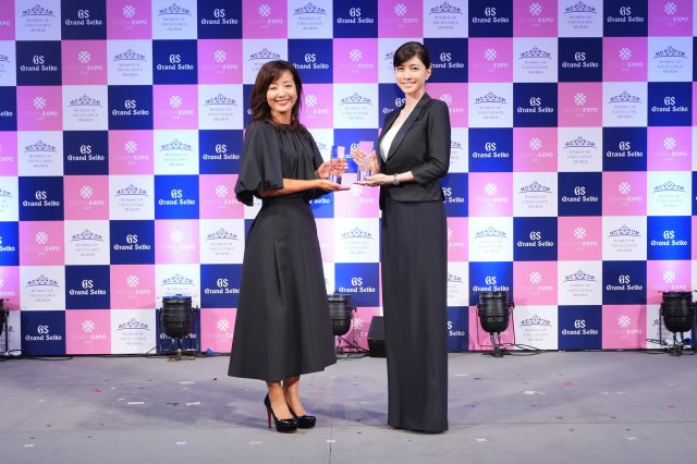 第8回「Women of Excellence Awards」Presented by Grand Seikoで 受賞した 女優・内田有紀さん、弁護士・菊間千乃さんにグランドセイコーを贈呈