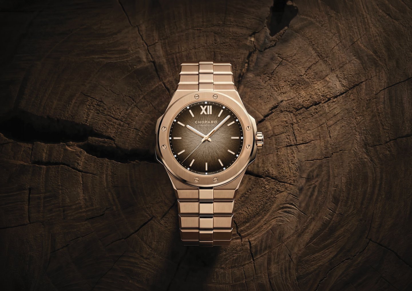 アルパイン イーグル 41 XP CS ローズゴールド エシカルゴールド、“シェイド オブ ウッド”ブラウン文字盤、クロノメーター精度、そして卓越した仕上げ