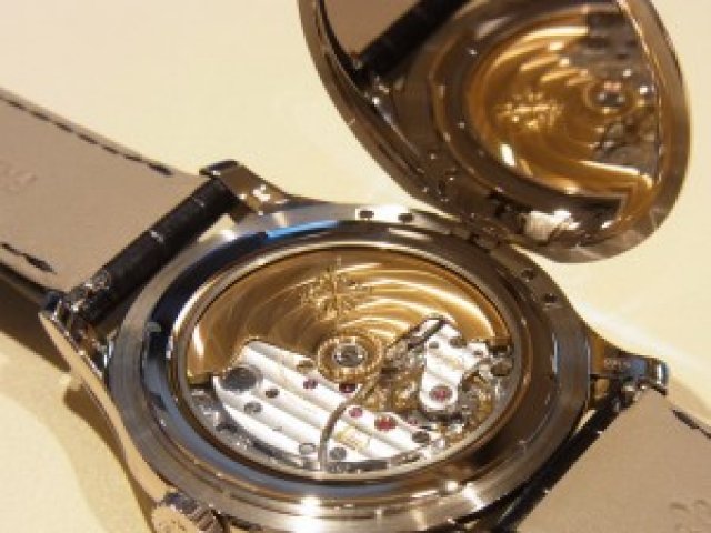丸型の腕時計の象徴とも言える『カラトラバ 』