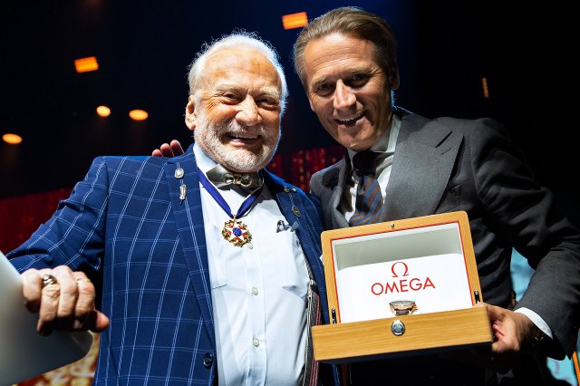 オメガ、スティーブン・ホーキンス メダルの受賞者へ 特別なスピードマスターを贈呈