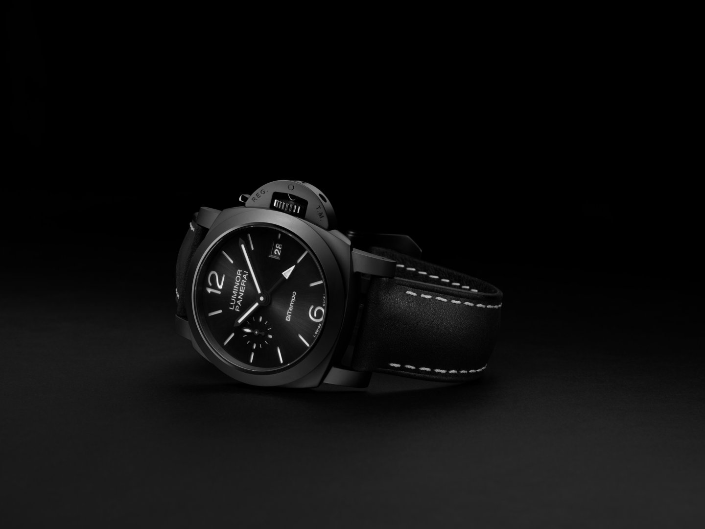 パネライ新作「ルミノール GMT チェラミカ」～ルミノール コレクションが初めて40mmのセラミックデザインに挑む