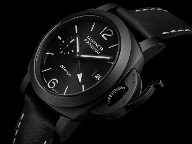 パネライ新作「ルミノール GMT チェラミカ」～ルミノール コレクションが初めて40mmのセラミックデザインに挑む