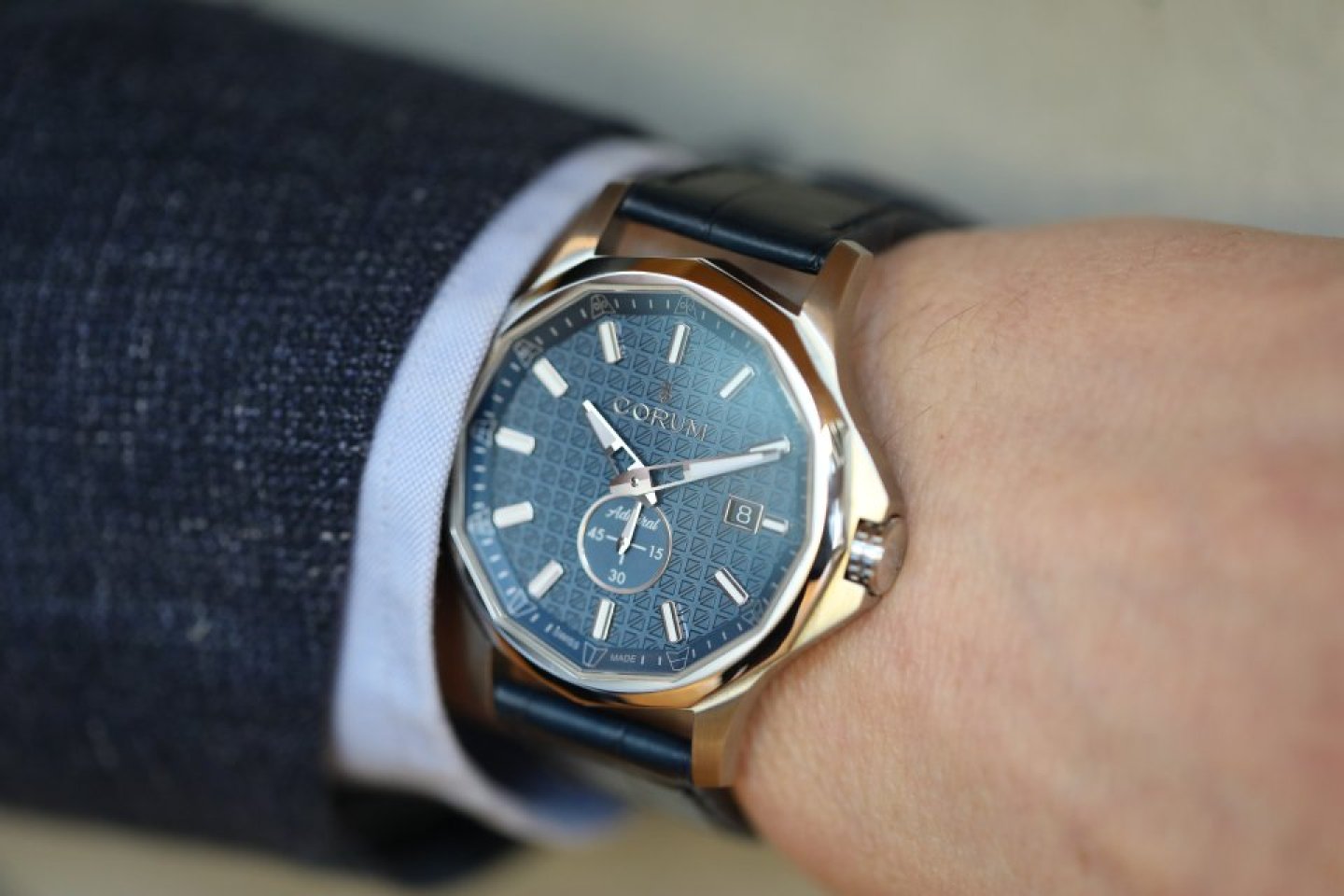 コルム  ”アドミラル"の新モデル「アドミラル 42 オートマティック」～発売が遅れていたラグスポウォッチがついに上陸　