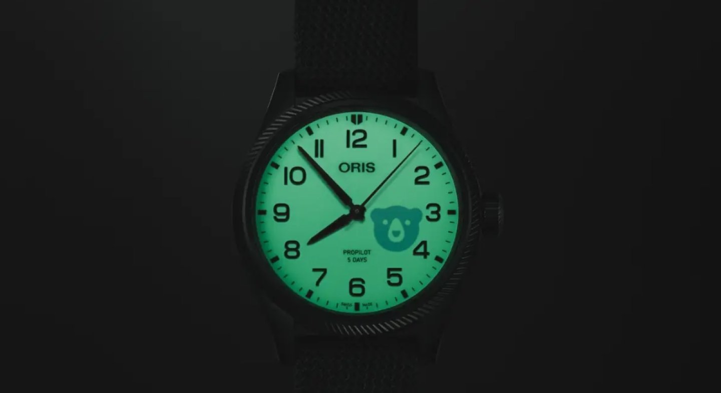 オリス「ヘルシュタインエディション 2025モデル」発表～暗闇の中、3時から4時の間にオリスベアが出現