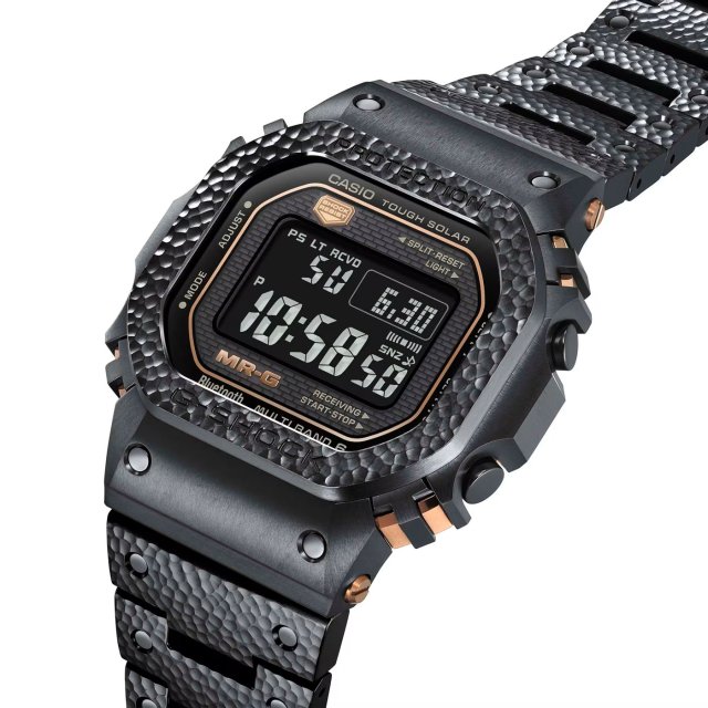 “G-SHOCK”の最上位シリーズ“MR-G”新作～チタン合金ケースとバンドに日本の伝統技法「鎚起」を施した角型フォルムの“MR-G”