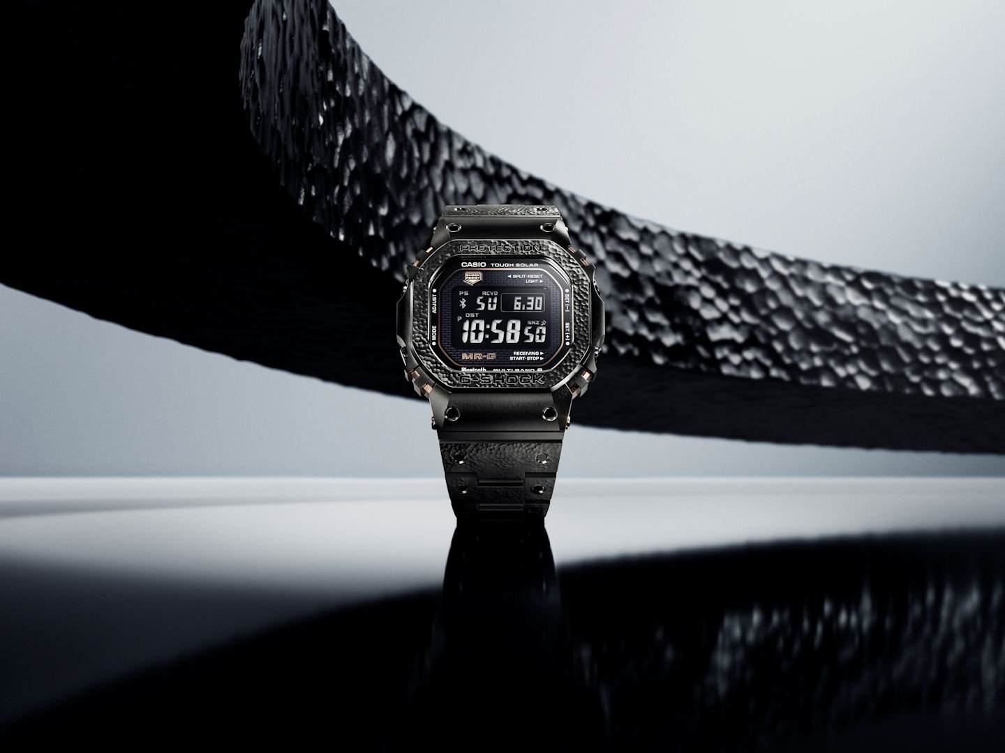 “G-SHOCK”の最上位シリーズ“MR-G”新作～チタン合金ケースとバンドに日本の伝統技法「鎚起」を施した角型フォルムの“MR-G”