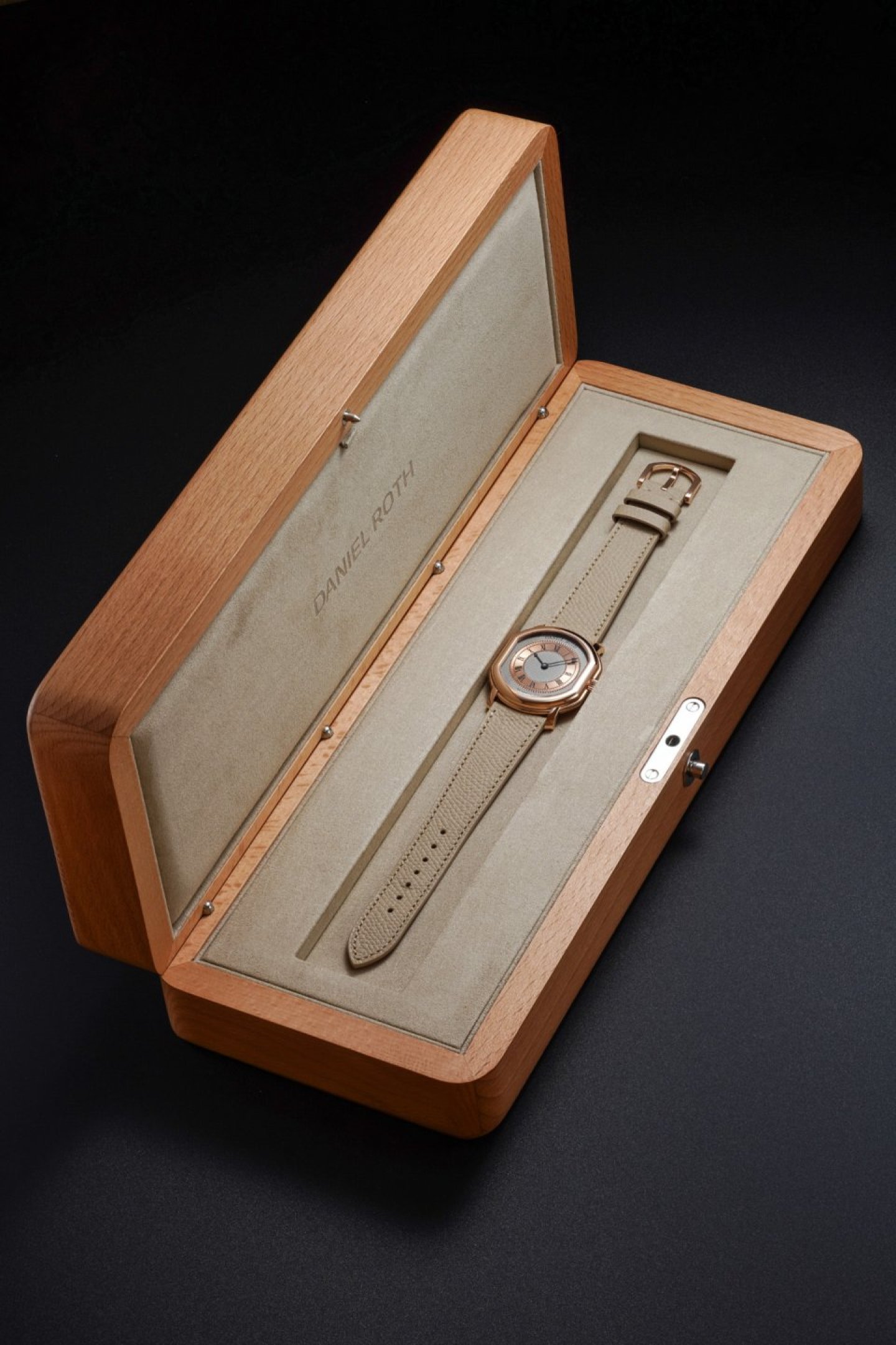 ｢ダニエル･ロートエクストラ プラット ローズゴールド｣を発表～新キャリバーDR002を搭載、ハイウォッチメイキングのレガシーを引き継ぐ名品の誕生