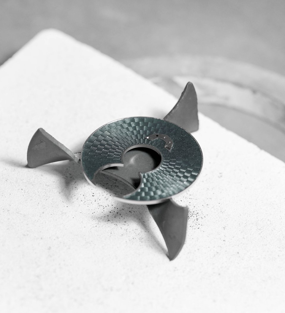 ユリス・ナルダン、 25本の日本限定モデル「フリークX グレー エナメル