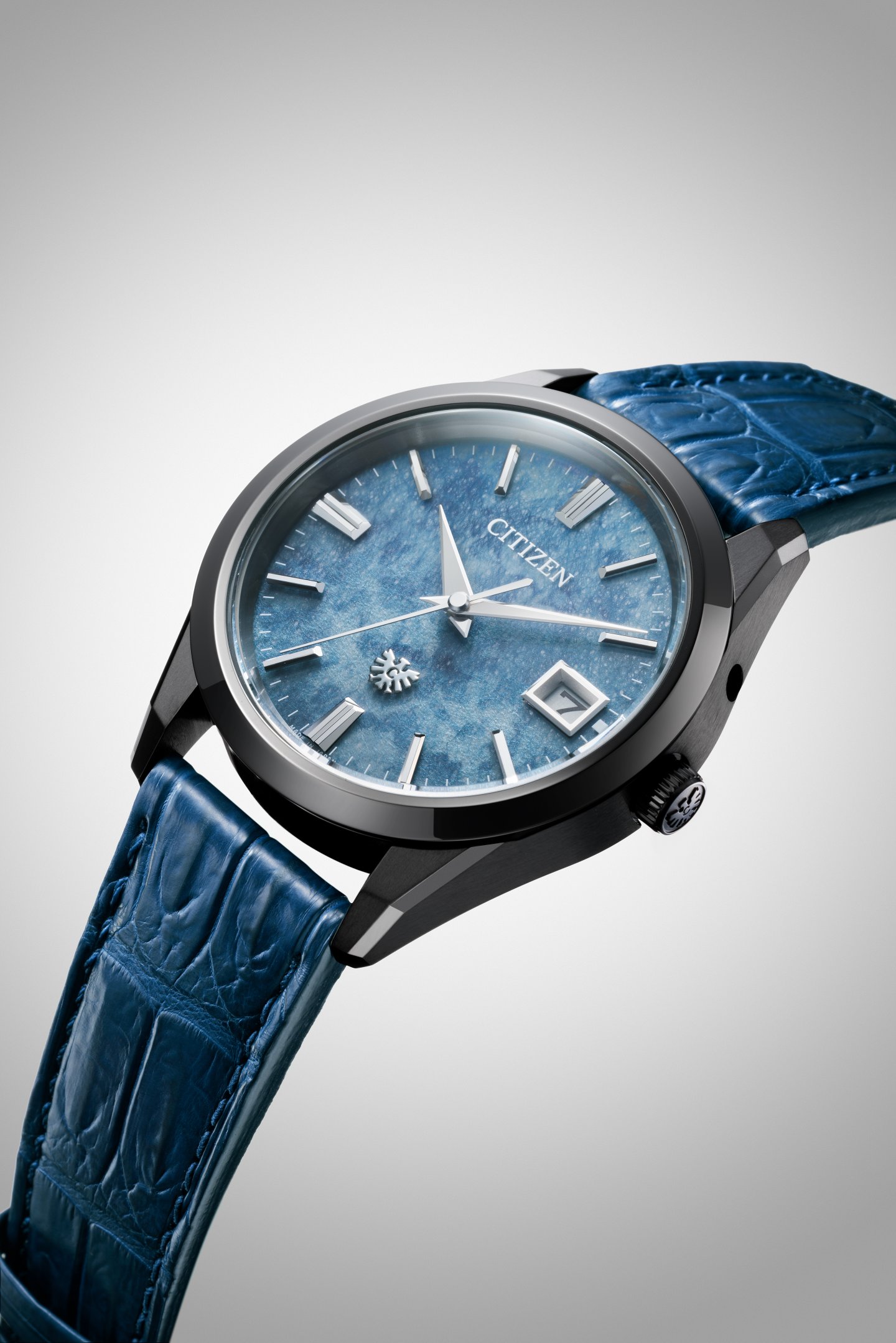 The CITIZEN 30周年記念限定モデル第2弾は、伝統技法「叢雲(むらくも)絞り染め」による藍染和紙文字板採用モデル