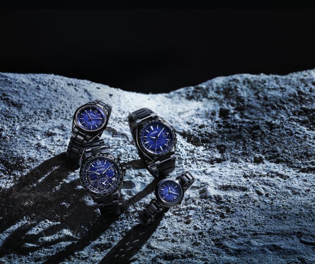 シチズンより、世界初のチタニウムウオッチ誕生から50年を記念し、宇宙をイメージしたブルーとブラックが印象的な限定モデル「コズミックブルー コレクション」が登場～2021年1月2日発売